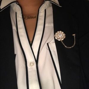 Diamond & pearl 💎✨BROOCH. The new trendsetter.